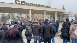 Служители на предприятие за целулоза излязоха на протест заради неизплатени заплати в Свищов