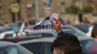 Над 200 автоинструктори блокираха с колите си центъра на София