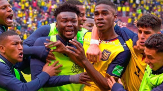 Овена купонясва със съотборниците си след равенството с Бразилия