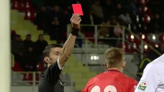 Българският футболен национал Пламен Илиев си изпроси ненужен червен