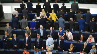 Евродепутатите на Фараж обърнаха гръб на химна на ЕС на първото заседание на ЕП
