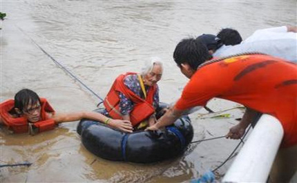 Тайфун потопи ферибот със 700 пътници във Филипините
