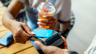 Безконтактните плащания с карти във Великобритания може да надхвърлят сегашния