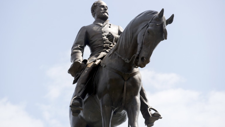 В Шарлътсвил свалиха статуята на най-изтъкнатия генерал от Конфедерацията