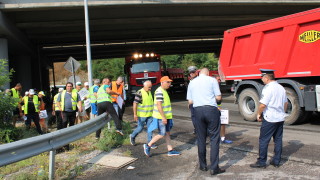 Камион блъсна кола с пътуващо семейство с бебе в нея на протеста на пътните строители