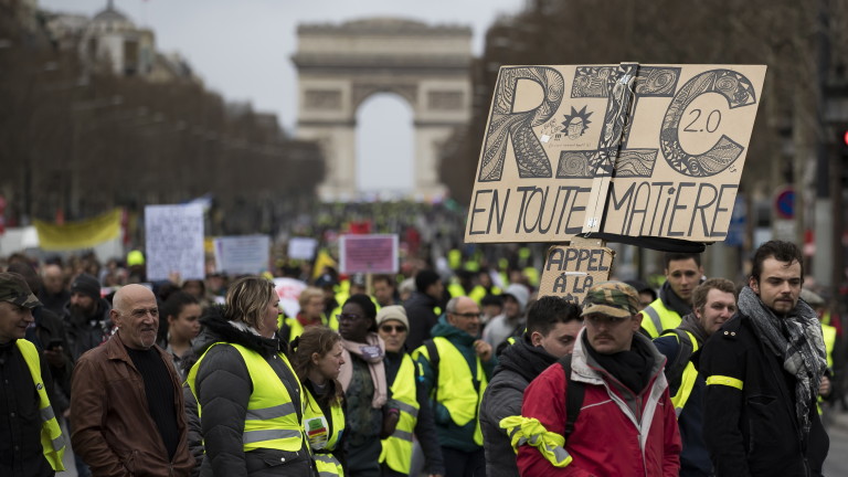 „Жълти жилетки” разграбват магазини в Париж при сблъсъци с полицията