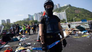 Хонконг в хаос Протестиращи се събраха пред университети с лъкове