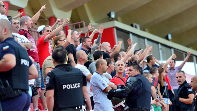 "Червена" България се активизира - продадените билети за дербито вече са 17 200
