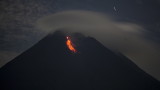  Индонезийският вулкан Мерапи изригва, стотици се изтеглят 