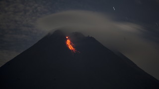 Индонезийският вулкан Мерапи изхвърля горещи облаци от четвъртък сутринта като