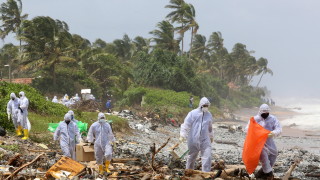 Шри Ланка пред екокатастрофа - осми ден пожар бушува на кораб с химикали
