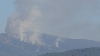 200 души горски служители доброволци и пожарникари гасят пожара в
