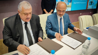 Служебният здравен министър д р Асен Меджидиев и ректорът на Медицинския