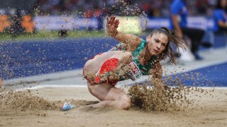 Габриела Петрова си тръгна усмихната след финала на троен скок