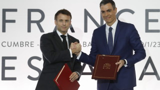 Френският президент Еманюел Макрон и испанският премиер Педро Санчес подписаха