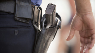 Полицията арестува 46 годишен мъж стрелял с газ сигнален пистолет по сина