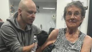 За любовта към футбола няма възраст! 81-годишна жена си татуира емблемата на Арсенал (СНИМКА)