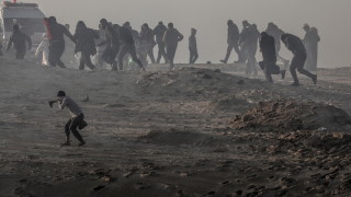 Семейства в Газа просят хляб и ядат магарешко месо, докато помощта се бави