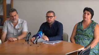 Синът на обвинената митническа служителка от Севлиево каза че е