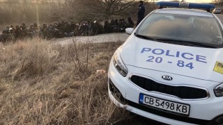 Заловиха семейство трафиканти превозвали мигранти във Фолксваген в Бургас На