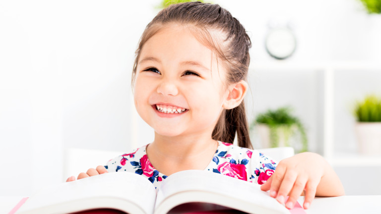 Защо родителите четат книги на децата си все по-малко