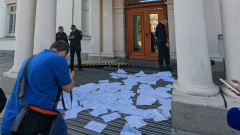Манолова пресрещна депутатите с протест срещу връщането на хартията