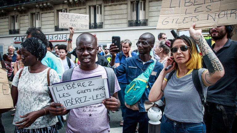 Най-малко 21 мигранти са били задържани от френската полиция след
