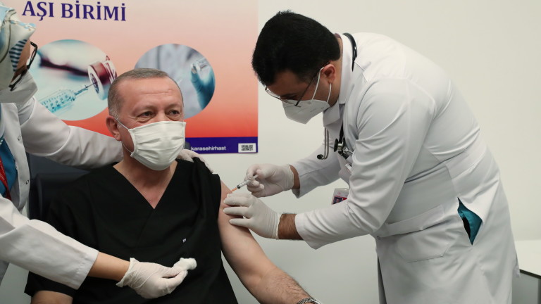 Турският президент Реджеп Ердоган днес публично се ваксинира срещу COVID-19