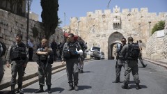 Трима младежи ранени, след като кола се вряза в пешеходци в Йерусалим