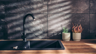 Пространството под мивката в кухнята или банята в което обикновено