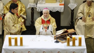 Заупокойна литургия за папа Франциск беше отслужена тази вечер от