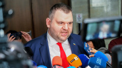 Пеевски показа снимка на Кирил Петков и шефа на КОНПИ