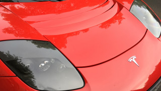 Акциите на американския автомобилен производител Tesla се понижиха от 275