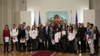 Президентът Румен Радев награди със стипендии 30 младежи в неравностойно