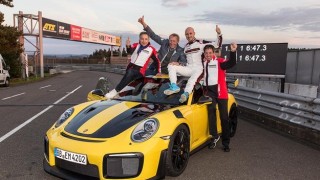 Porsche постави нов рекорд на трасето в Нюрбургринг (ВИДЕО)   