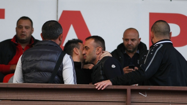 Националният селекционер Ивайло Петев също е заел своето място на стадион "Българска армия". Припомняме, че утре специалистът ще обяви избраниците си от Първа лига за предстоящите световни квалификации срещу Франция и Швеция.