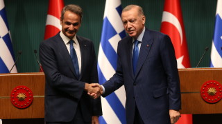 Турският президент Реджеп Ердоган приветства в понеделник гръцкия премиер Кириакос