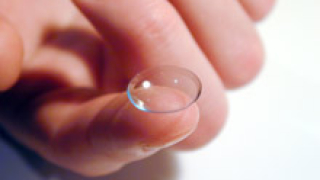 Умни контактни лещи разработва Google