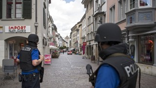 Полицията в Швейцария е арестувала мъжа който нападна с моторна
