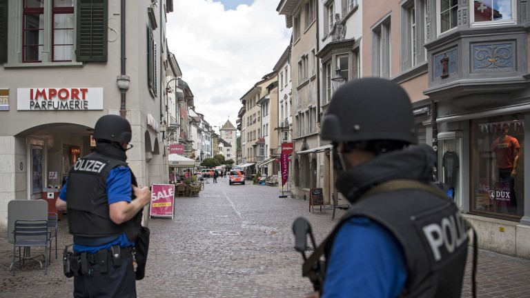 Полицията в Швейцария е арестувала мъжа, който нападна с моторна