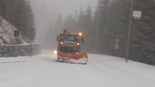 560 машини почистваха пътищата у нас от снега през нощта
