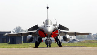 Министърът на отбраната на Индия официално приветства приемането на въоръжение