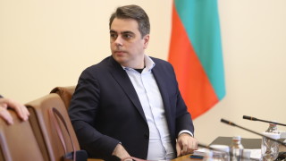 Финансовият министър Асен Василев не е притеснен от критиките на