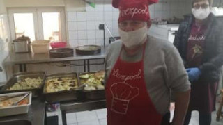 Известният футболен фен Васил Бурановски сътвори благотворителна акция в полза