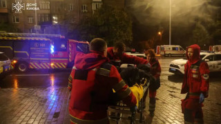 Русия удари Киев с балистични ракети и дронове, половината град остана без ток