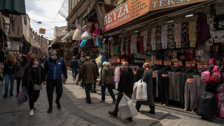 "Куфарна" търговия в Истанбул: украинци и руснаци пазаруват с видео разговори, българите - на място
