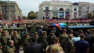 Най малко 100 хил опечалени заляха улиците на град Донецк в