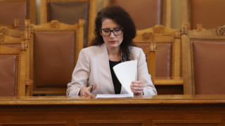 Вицепремиерът Калина Константинова се извини от трибуната на парламента на