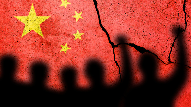 Бунт избухна във фабрика за iPhone в Китай