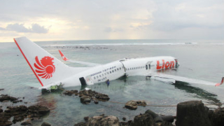 Самолет пропусна пистата на Бали и кацна в морето
